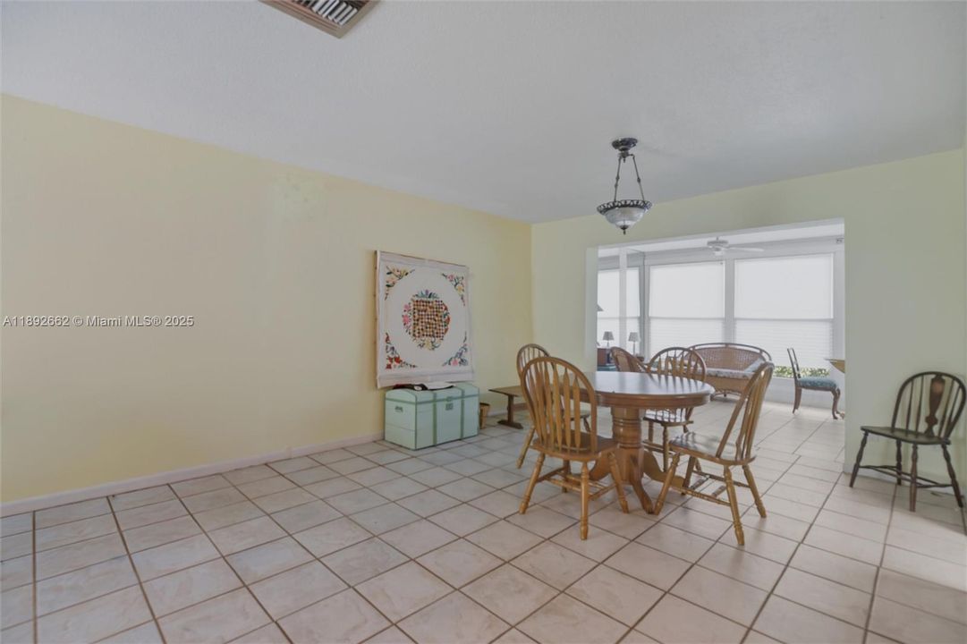 For Sale: $299,900 (2 beds, 2 baths, 1182 Square Feet)