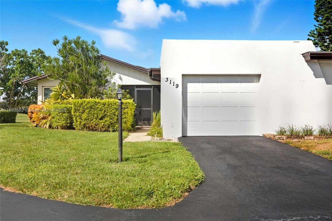 For Sale: $299,900 (2 beds, 2 baths, 1182 Square Feet)