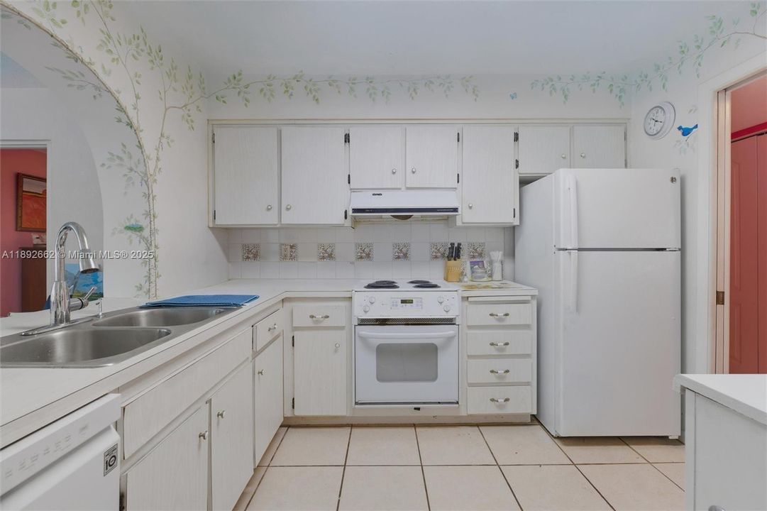 For Sale: $299,900 (2 beds, 2 baths, 1182 Square Feet)