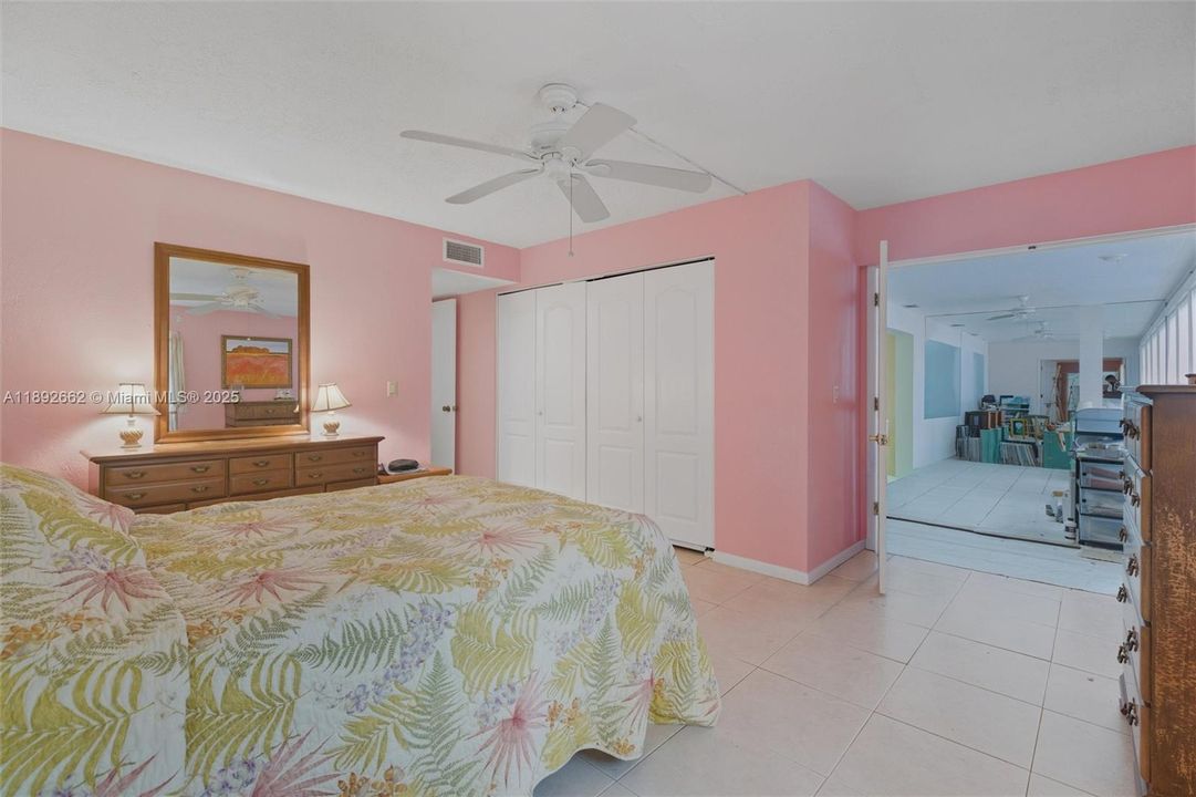 For Sale: $299,900 (2 beds, 2 baths, 1182 Square Feet)
