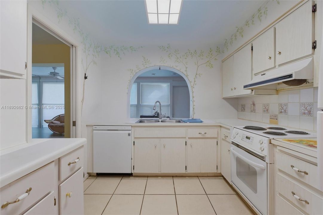 For Sale: $299,900 (2 beds, 2 baths, 1182 Square Feet)