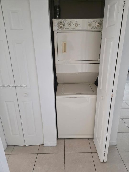 合同活跃: $1,950 (2 贝兹, 2 浴室, 809 平方英尺)