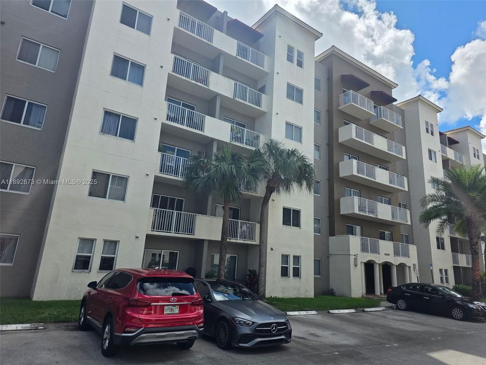 合同活跃: $1,950 (2 贝兹, 2 浴室, 809 平方英尺)