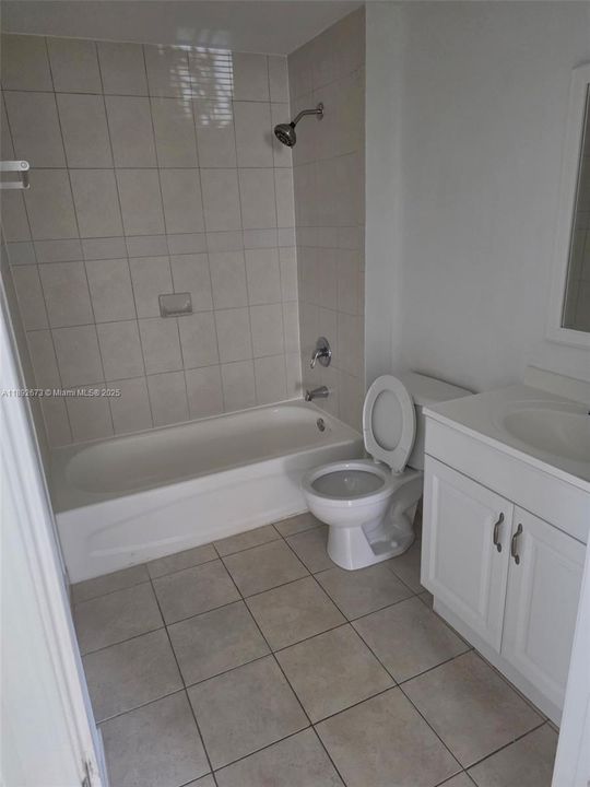 合同活跃: $1,950 (2 贝兹, 2 浴室, 809 平方英尺)