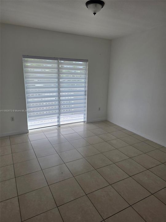 合同活跃: $1,950 (2 贝兹, 2 浴室, 809 平方英尺)