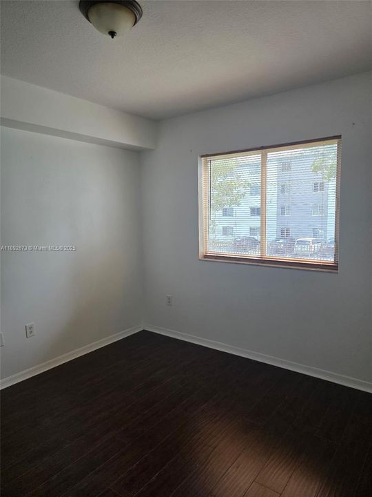 合同活跃: $1,950 (2 贝兹, 2 浴室, 809 平方英尺)