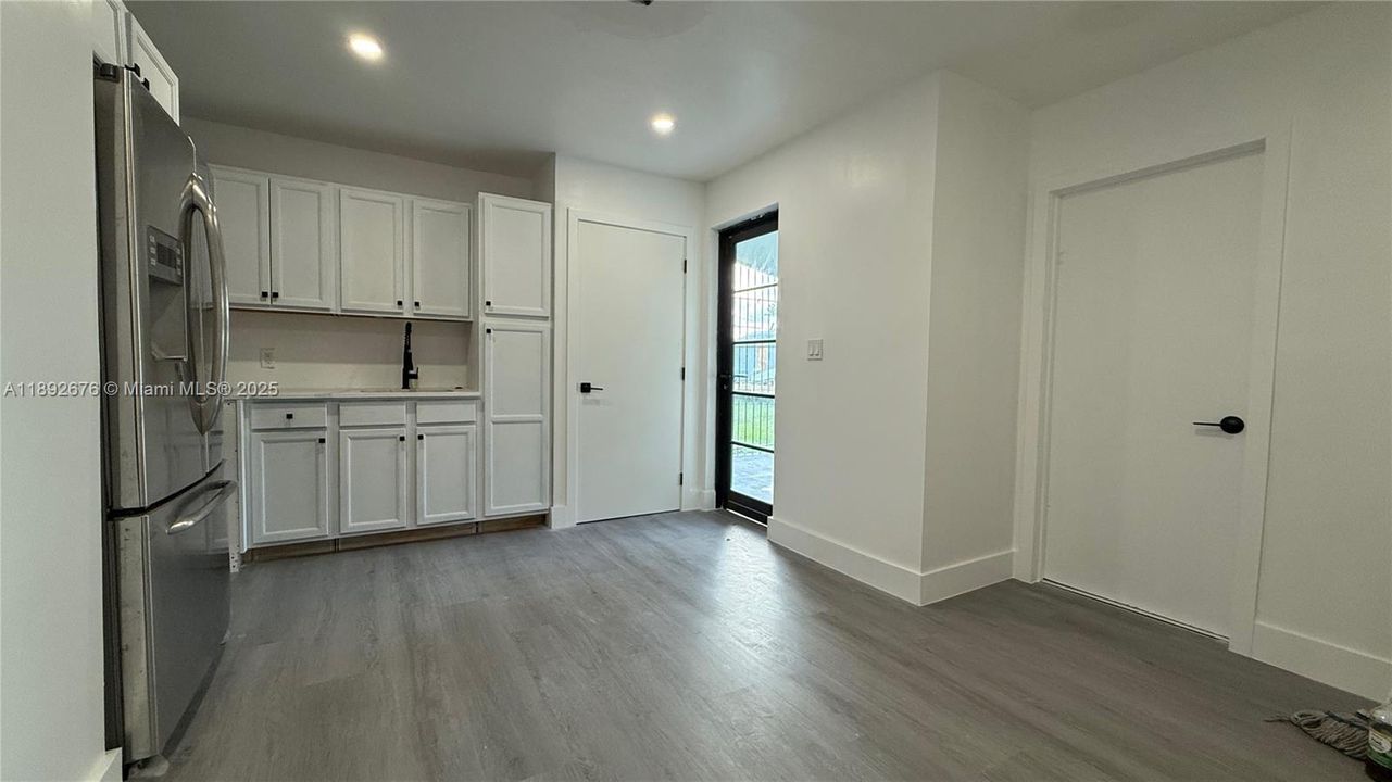 Recently Rented: $2,100 (2 beds, 1 baths, 700 Square Feet)