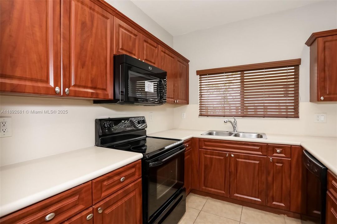 Недавно арендовано: $2,955 (4 спален, 3 ванн, 3057 Квадратных фут)