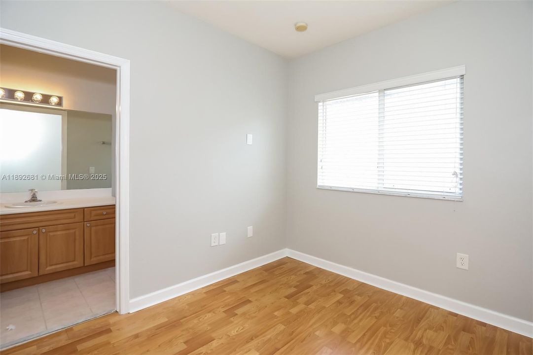 Недавно арендовано: $2,955 (4 спален, 3 ванн, 3057 Квадратных фут)