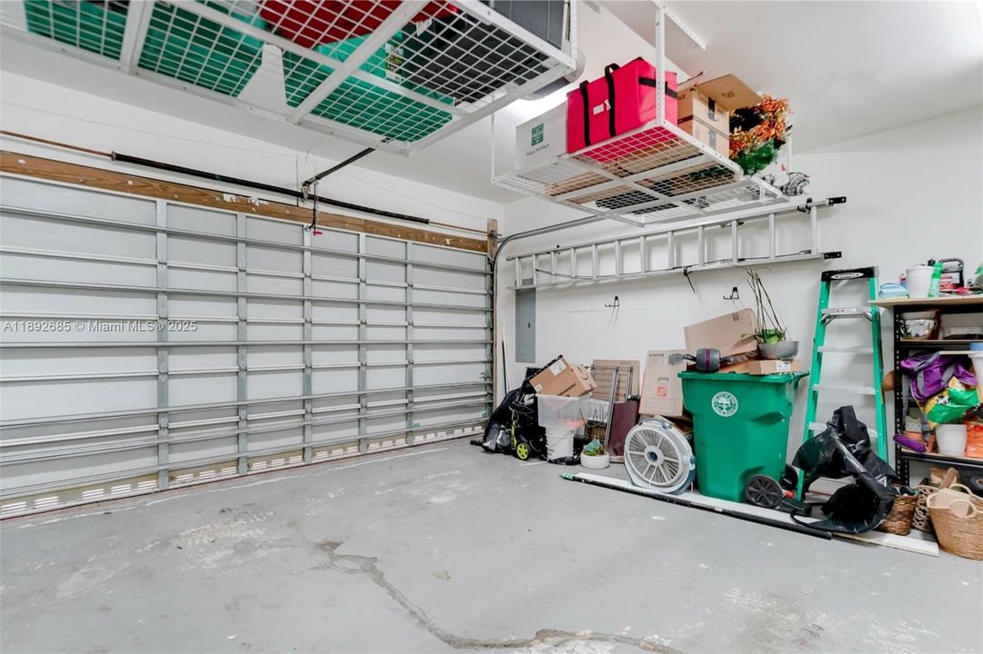 Activo con contrato: $1,790,000 (3 camas, 3 baños, 2590 Pies cuadrados)