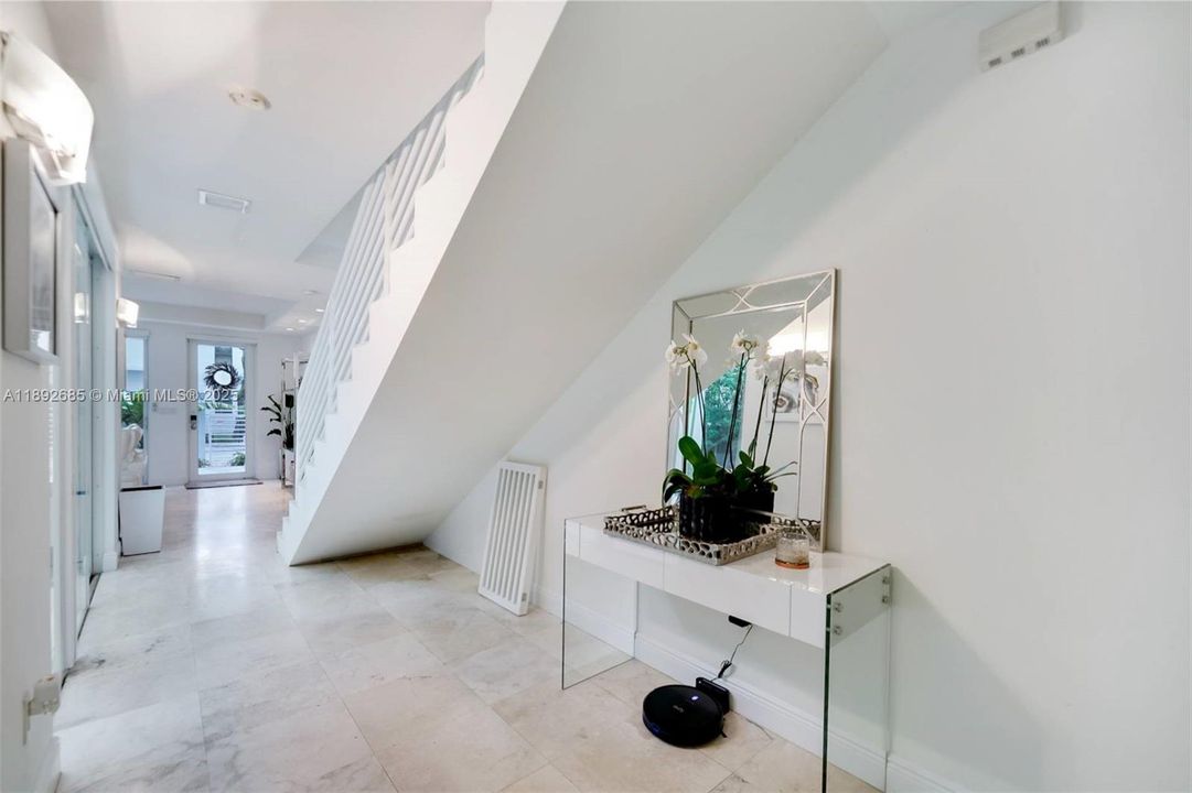 Activo con contrato: $1,790,000 (3 camas, 3 baños, 2590 Pies cuadrados)