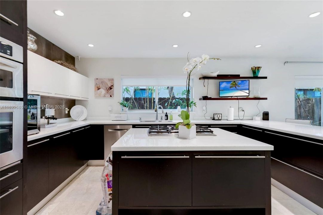 Activo con contrato: $1,790,000 (3 camas, 3 baños, 2590 Pies cuadrados)