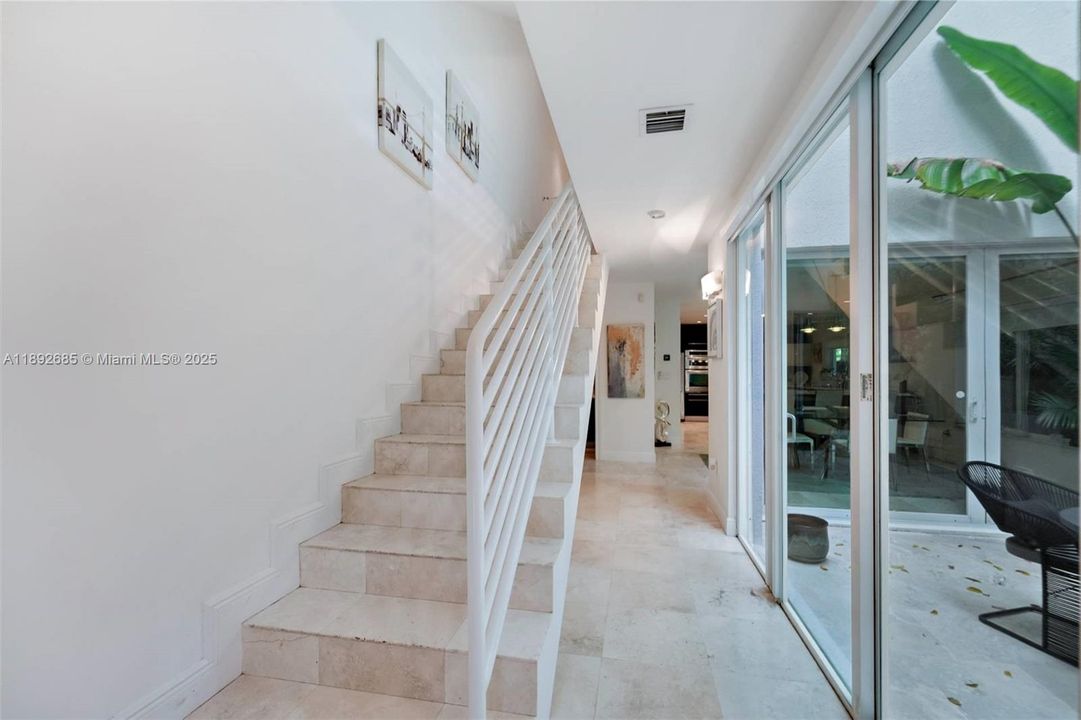 Activo con contrato: $1,790,000 (3 camas, 3 baños, 2590 Pies cuadrados)