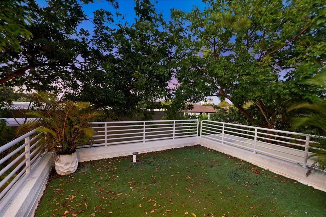 Activo con contrato: $1,790,000 (3 camas, 3 baños, 2590 Pies cuadrados)