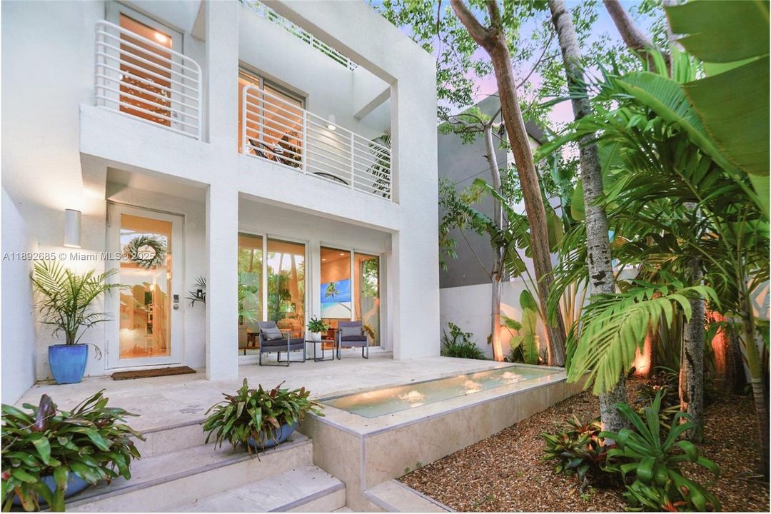 Activo con contrato: $1,790,000 (3 camas, 3 baños, 2590 Pies cuadrados)