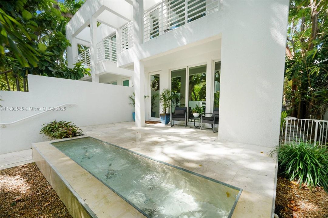 Activo con contrato: $1,790,000 (3 camas, 3 baños, 2590 Pies cuadrados)