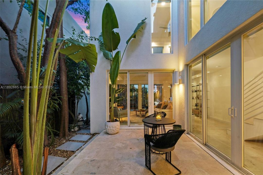 Activo con contrato: $1,790,000 (3 camas, 3 baños, 2590 Pies cuadrados)