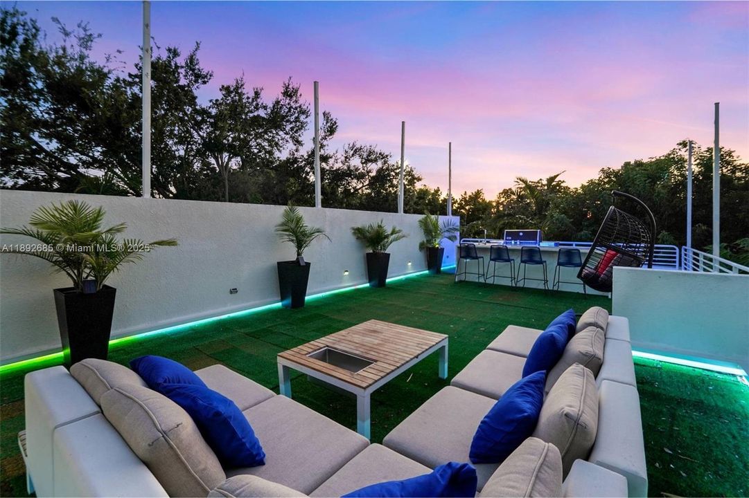 Activo con contrato: $1,790,000 (3 camas, 3 baños, 2590 Pies cuadrados)