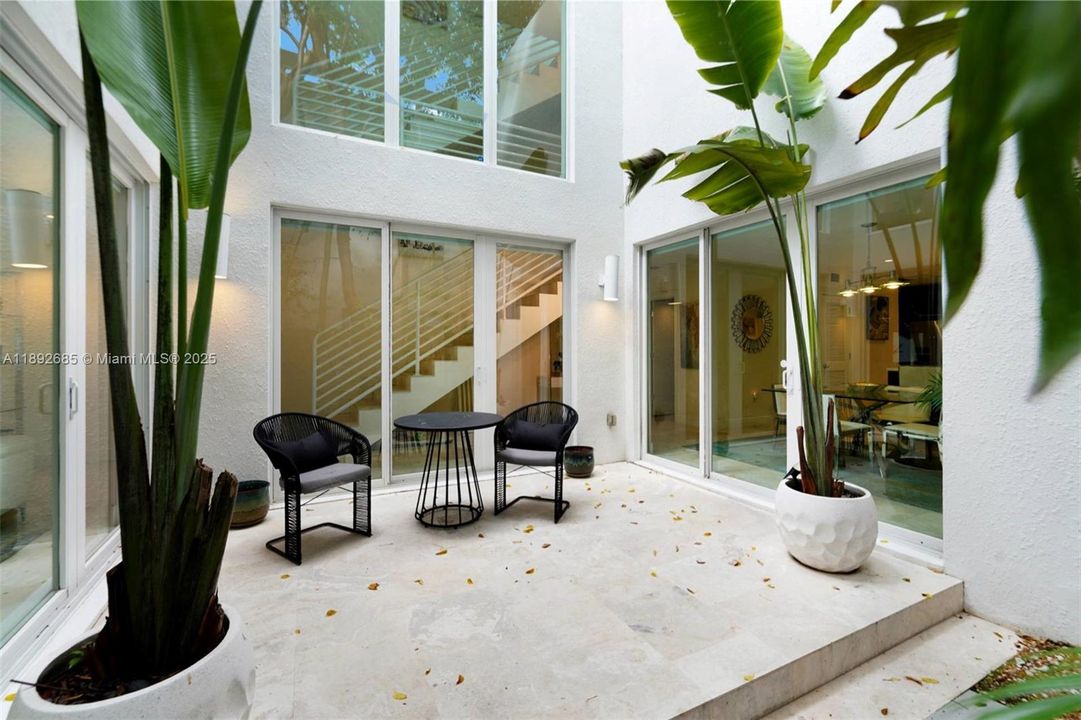 Activo con contrato: $1,790,000 (3 camas, 3 baños, 2590 Pies cuadrados)