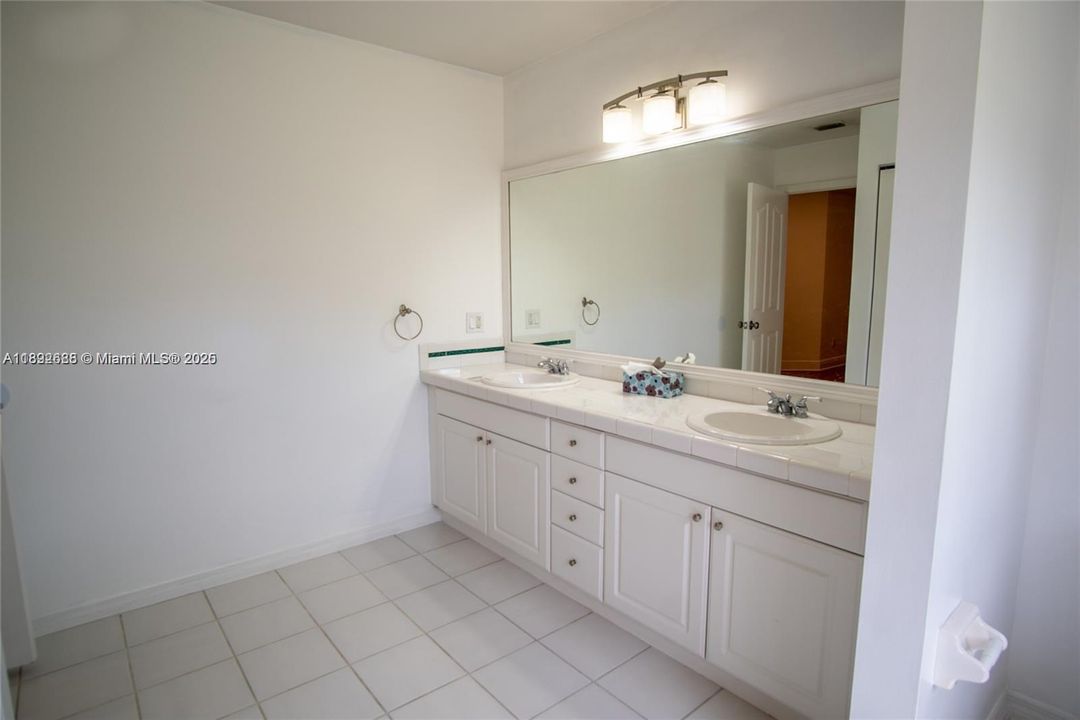 For Sale: $850,000 (3 beds, 2 baths, 1968 Square Feet)