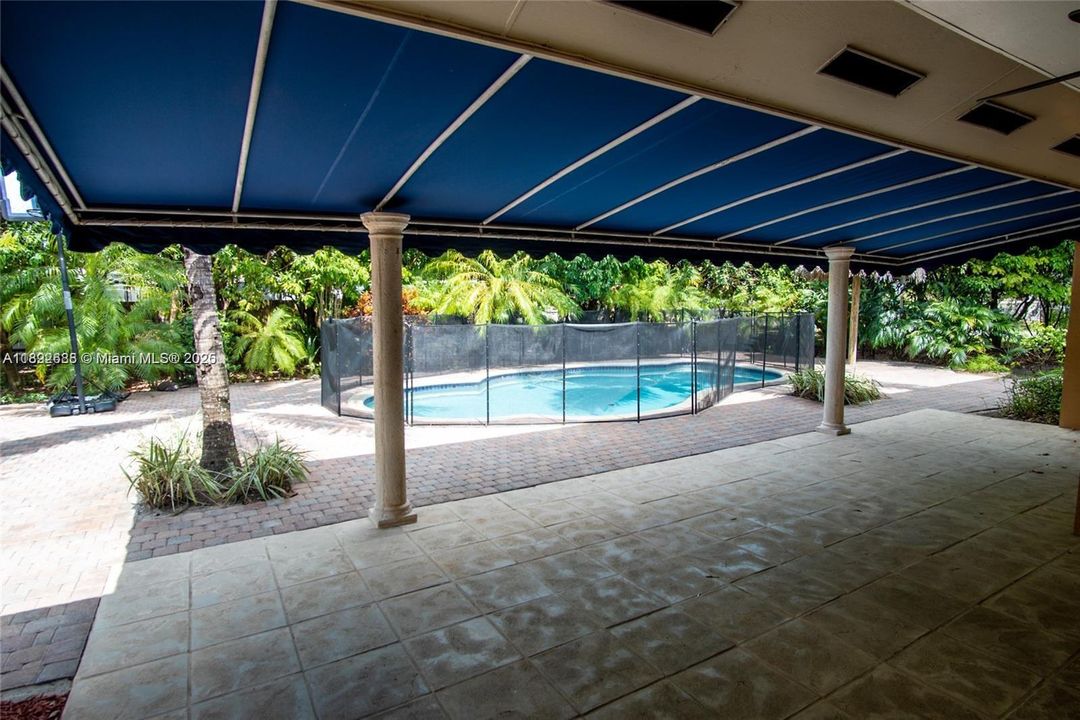 For Sale: $850,000 (3 beds, 2 baths, 1968 Square Feet)