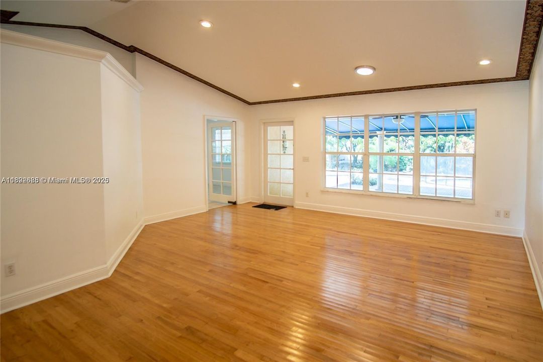 For Sale: $850,000 (3 beds, 2 baths, 1968 Square Feet)