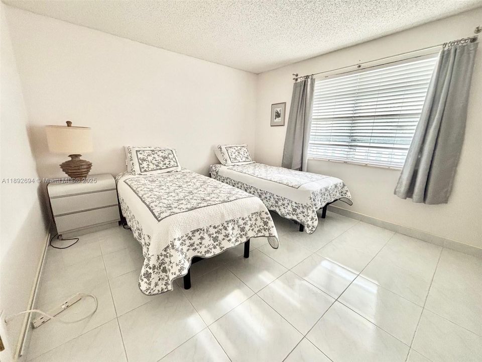 For Sale: $215,000 (2 beds, 2 baths, 1190 Square Feet)