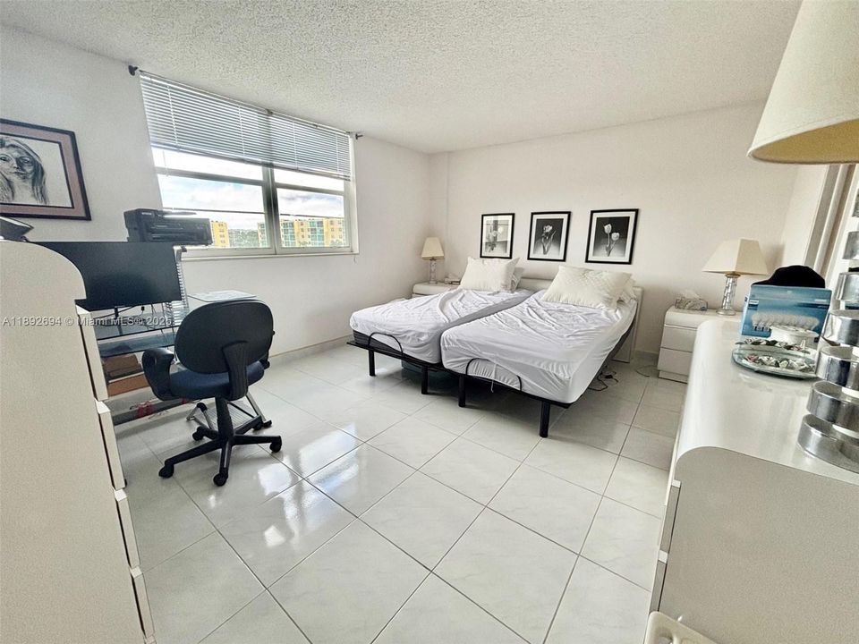 For Sale: $215,000 (2 beds, 2 baths, 1190 Square Feet)