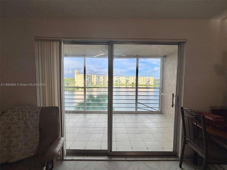 For Sale: $215,000 (2 beds, 2 baths, 1190 Square Feet)