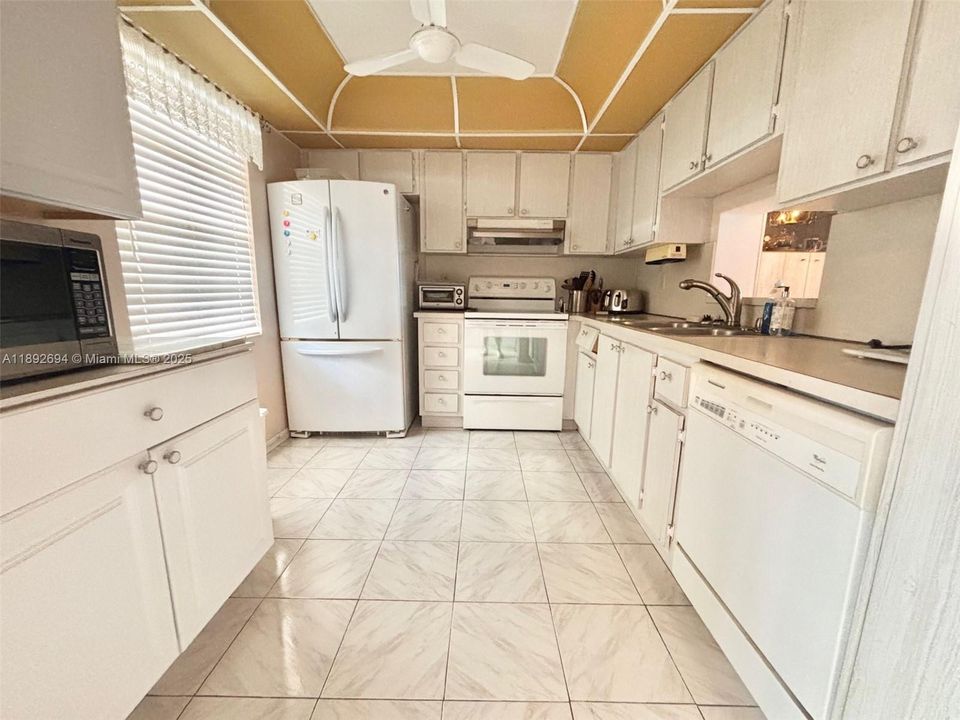 For Sale: $215,000 (2 beds, 2 baths, 1190 Square Feet)