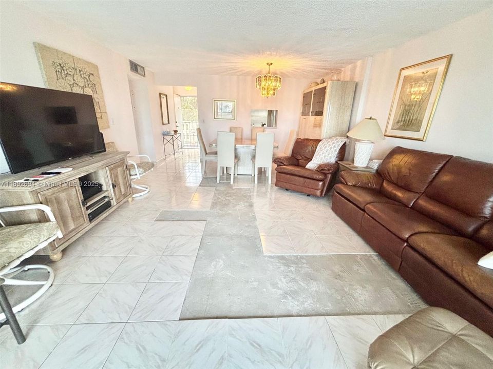 For Sale: $215,000 (2 beds, 2 baths, 1190 Square Feet)