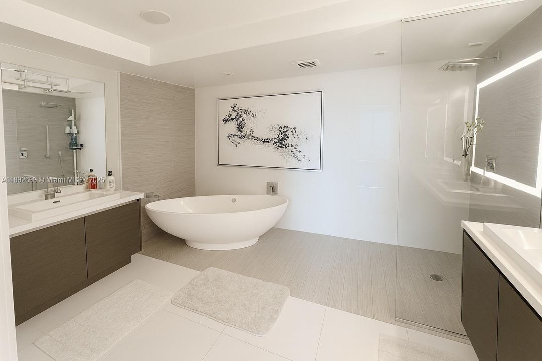 合同活跃: $8,500 (3 贝兹, 3 浴室, 1892 平方英尺)