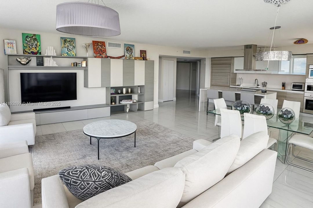 合同活跃: $8,500 (3 贝兹, 3 浴室, 1892 平方英尺)