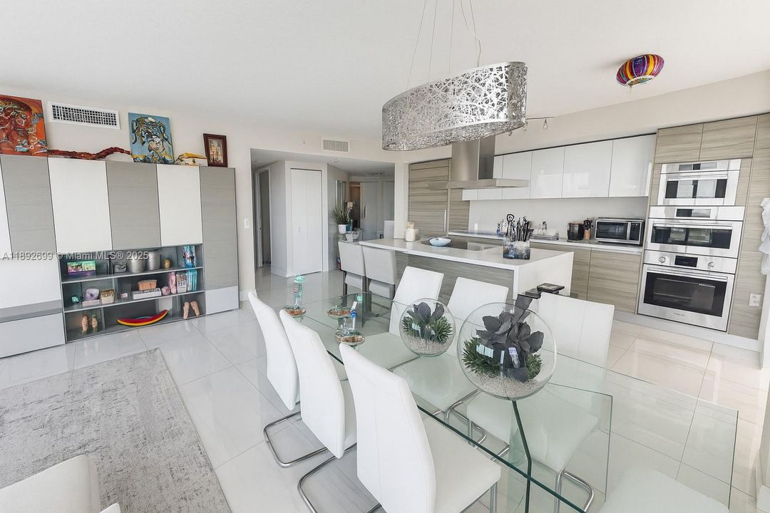 合同活跃: $8,500 (3 贝兹, 3 浴室, 1892 平方英尺)