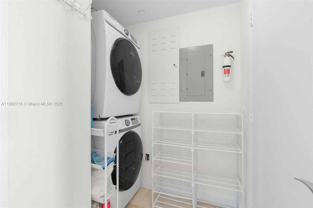 На продажу: $1,390,000 (3 спален, 3 ванн, 1841 Квадратных фут)