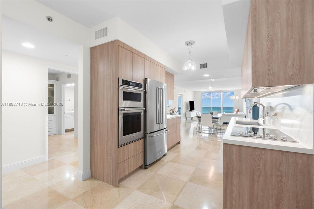 На продажу: $1,390,000 (3 спален, 3 ванн, 1841 Квадратных фут)