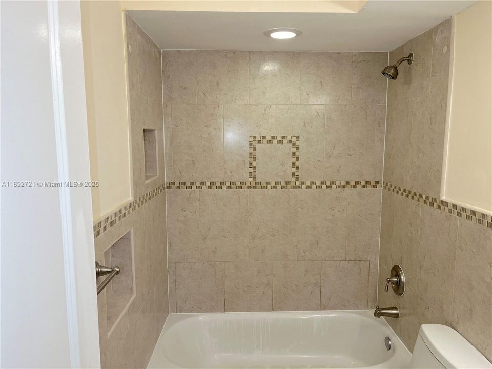 Под контрактом: $1,600 (1 спален, 1 ванн, 690 Квадратных фут)