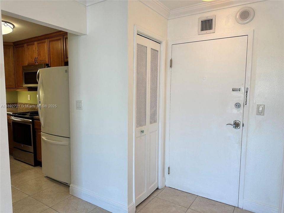 Под контрактом: $1,600 (1 спален, 1 ванн, 690 Квадратных фут)