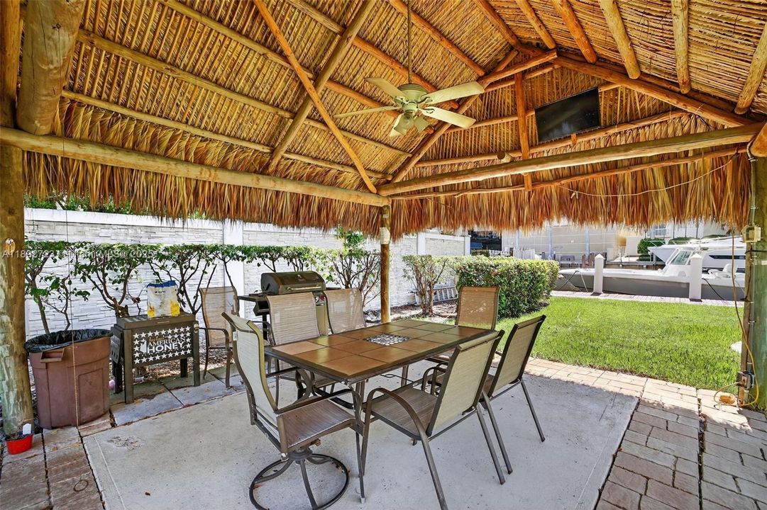 Tiki Hut with fan and TV, great place to meet the neighbors