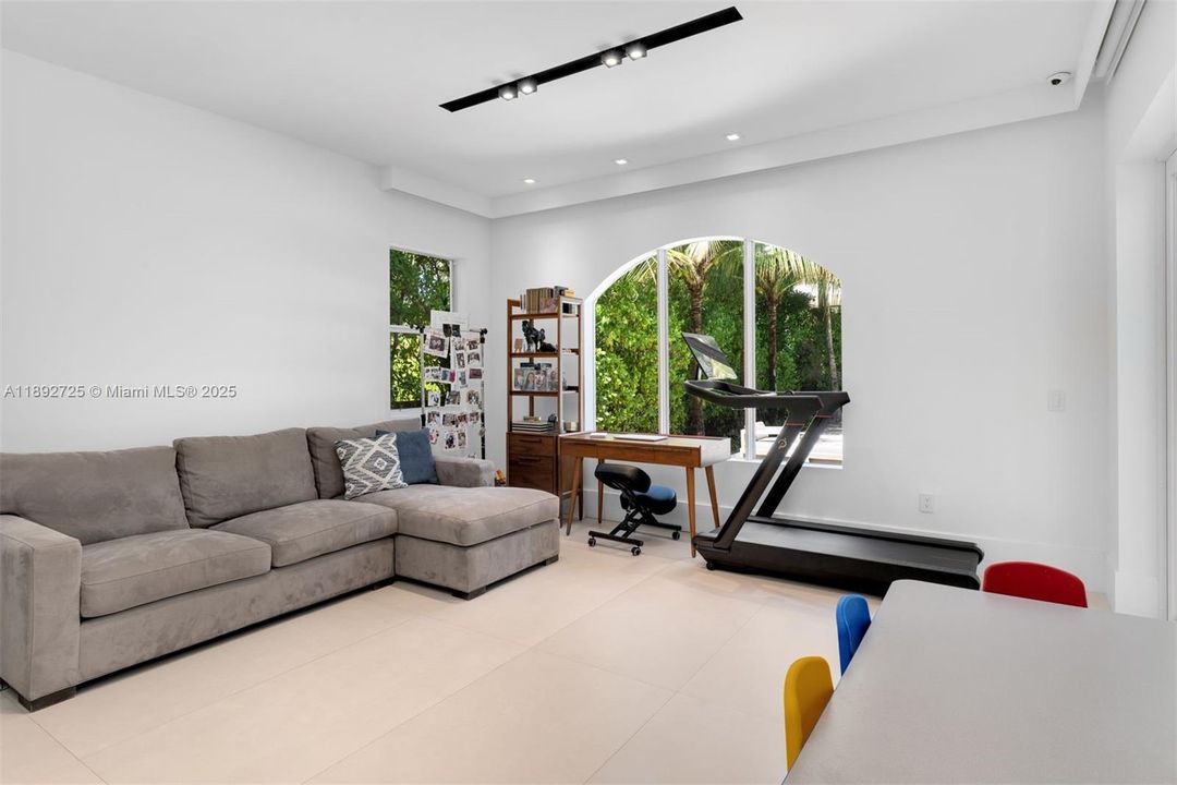 For Sale: $9,300,000 (7 beds, 6 baths, 4513 Square Feet)