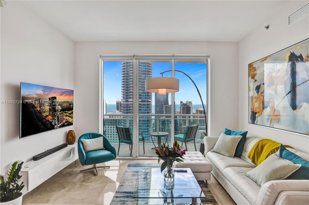 Недавно продано: $840,000 (2 спален, 2 ванн, 986 Квадратных фут)