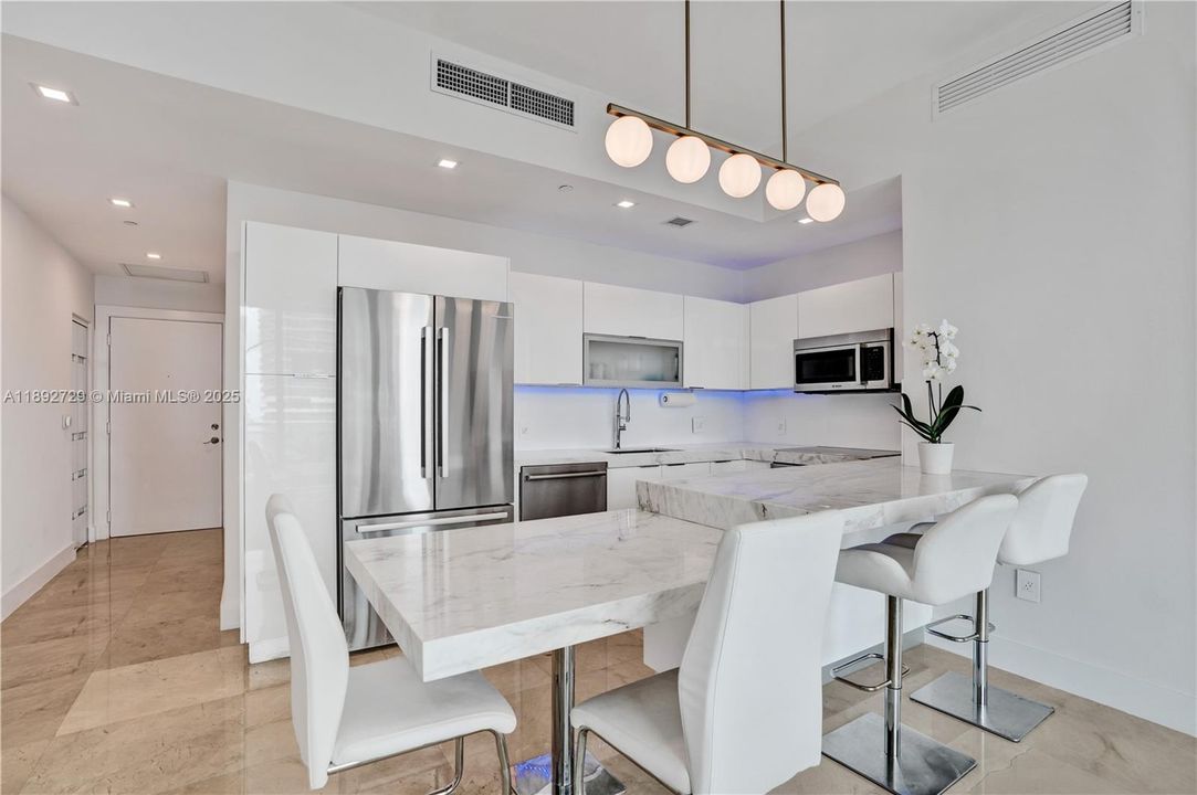 Недавно продано: $840,000 (2 спален, 2 ванн, 986 Квадратных фут)