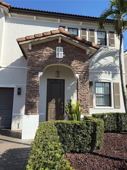 Activo con contrato: $5,000 (4 camas, 2 baños, 2560 Pies cuadrados)