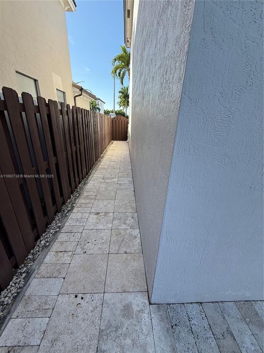 Activo con contrato: $5,000 (4 camas, 2 baños, 2560 Pies cuadrados)