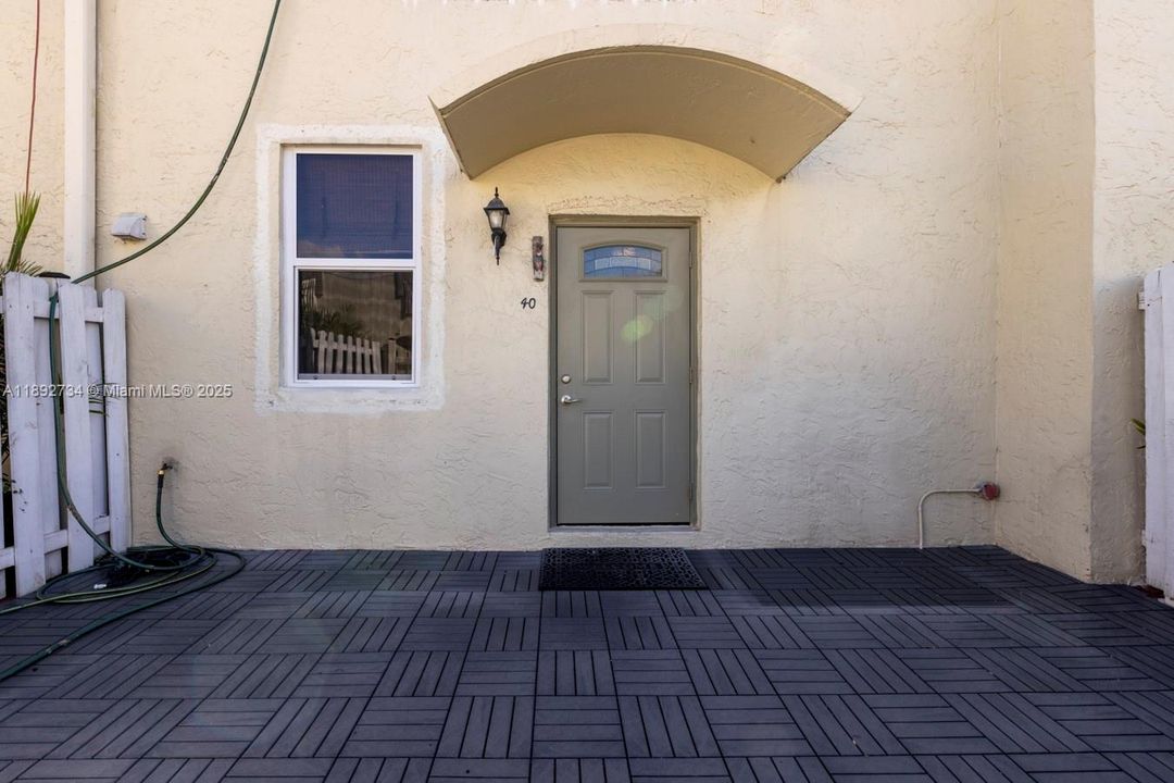 Recently Rented: $3,000 (2 beds, 2 baths, 1285 Square Feet)