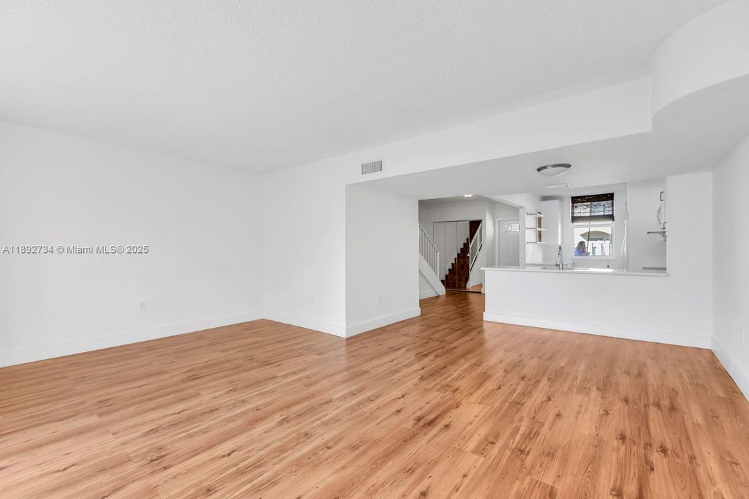 Recently Rented: $3,000 (2 beds, 2 baths, 1285 Square Feet)