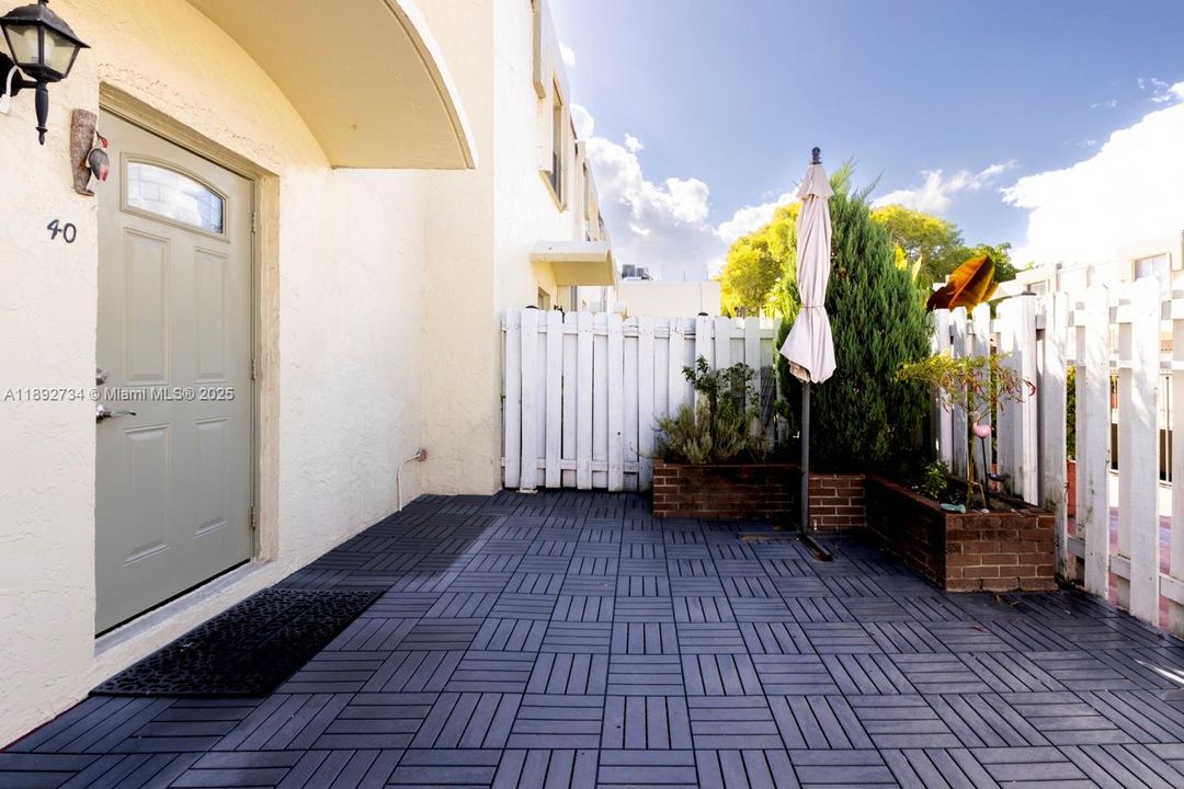 Recently Rented: $3,000 (2 beds, 2 baths, 1285 Square Feet)