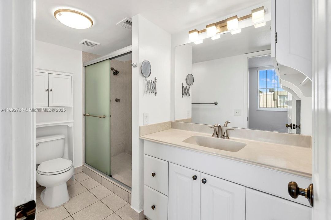 Recently Rented: $3,000 (2 beds, 2 baths, 1285 Square Feet)