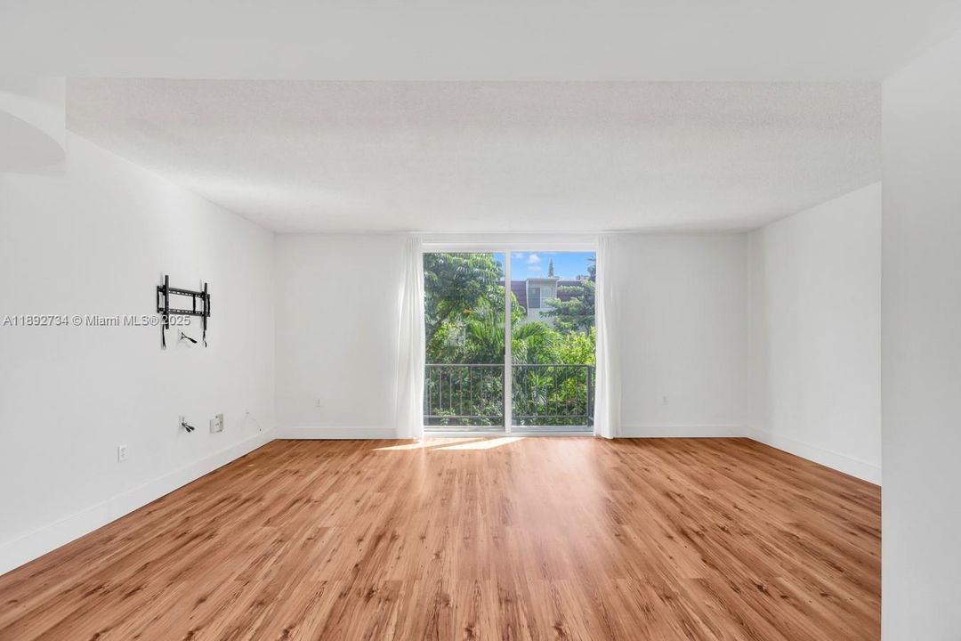 Recently Rented: $3,000 (2 beds, 2 baths, 1285 Square Feet)