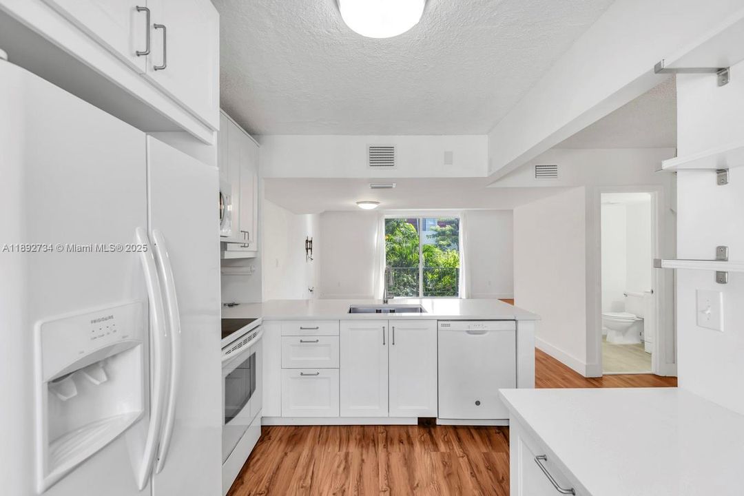 Recently Rented: $3,000 (2 beds, 2 baths, 1285 Square Feet)